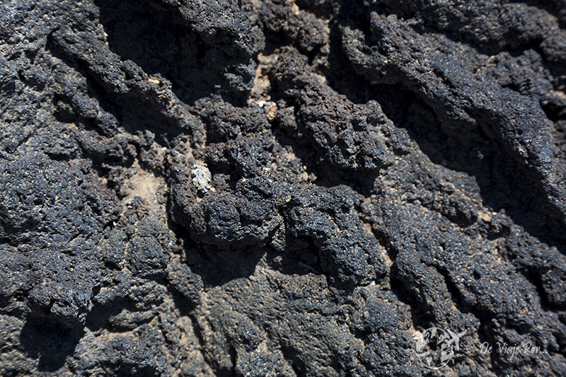 Detalle de roca volcánica en la isla de Nea Kamei, Santorini