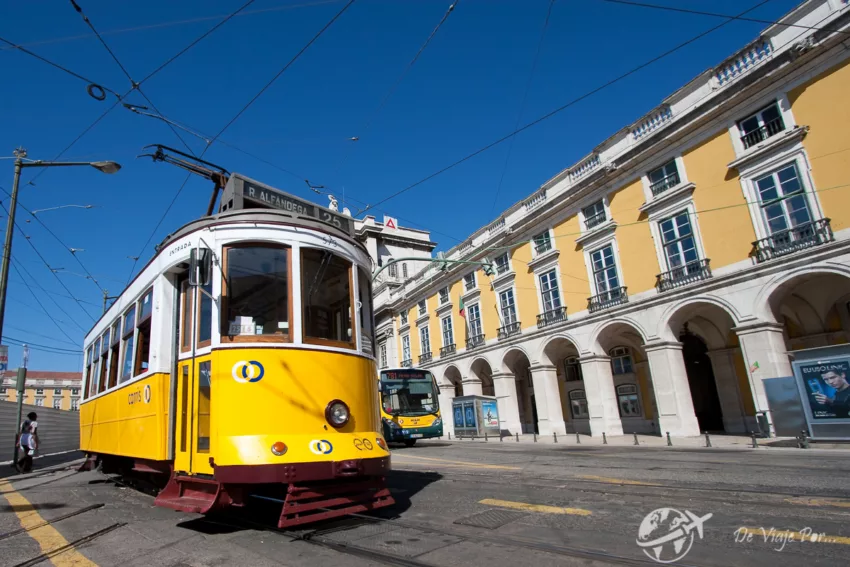 Tranvía en la plaza del Comercio, Lisboa