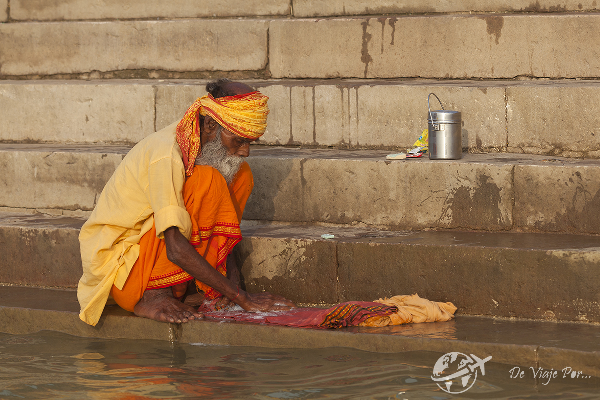 Peregrinos en los Ghats de las orillas del Ganges, Benarés, La India