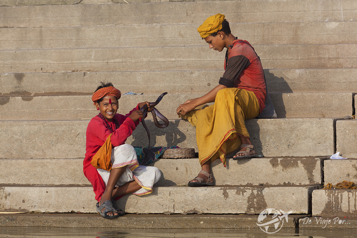 Jugando en los Ghats de las orillas del Ganges, Benarés, La India