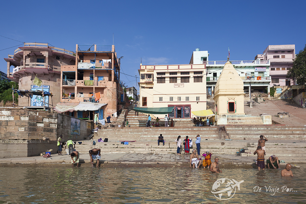 Ghats en las orillas del Ganges, Benarés, La India