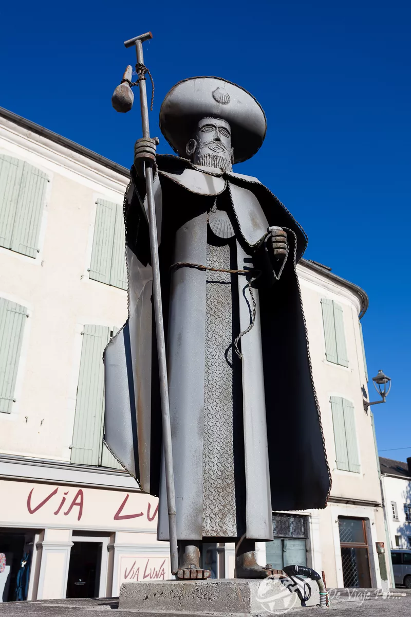 Estatua de peregrino hacia Santiago de Compostela en Oloron Sainte-Marie