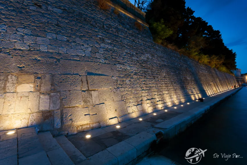 Murallas y fosa del puerto en Zadar