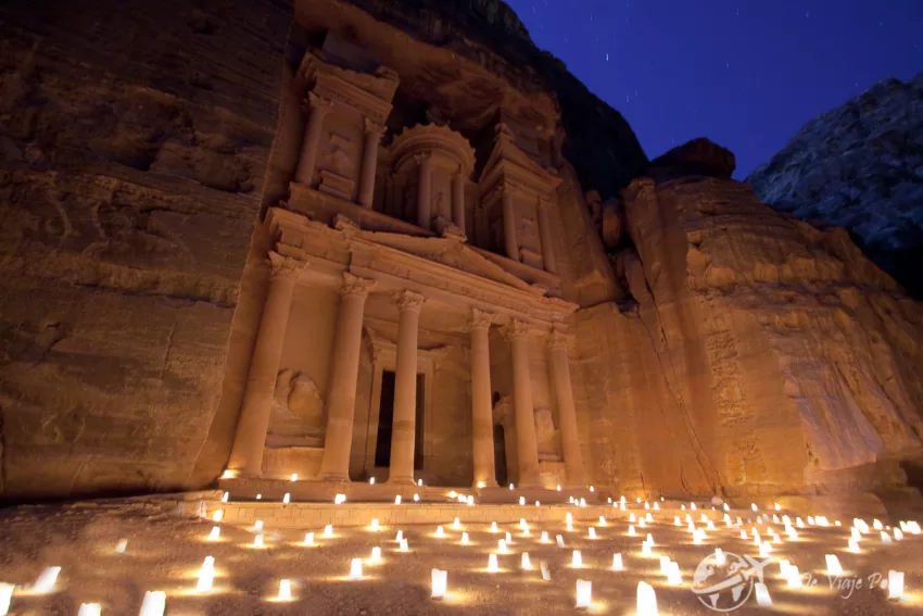 El tesoro de Petra de noche