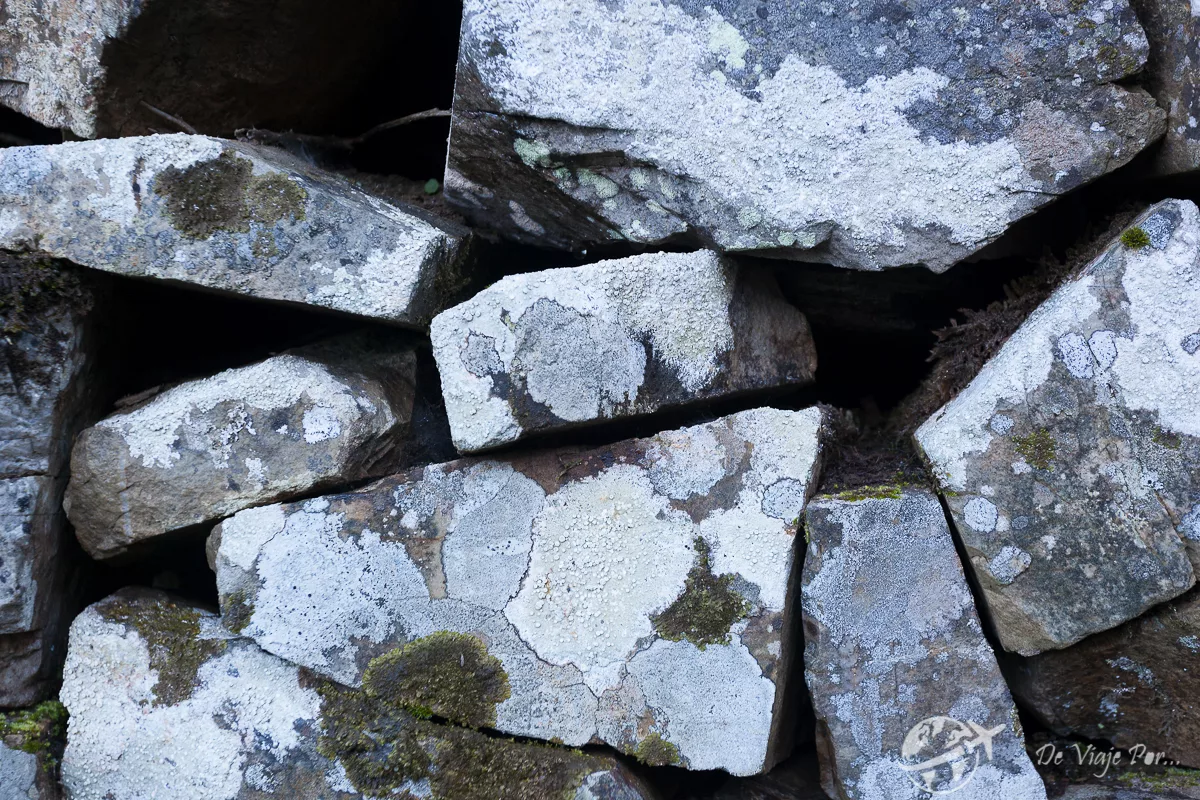 Muros de piedra en Os Teixois, Taramundi